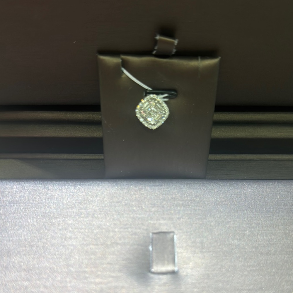 Elegant Silver Pendant with Clear Gemstone